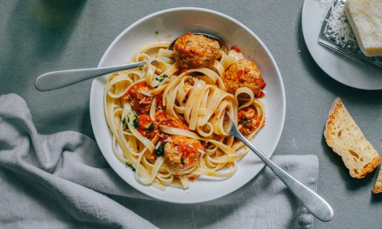 This Greek Spaghetti With Meat Sauce Is A Mediterranean-Diet Dream
